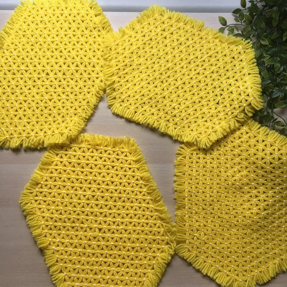 🎉HP🎉 Vintage Style Yellow Daisy Loom Placemats
